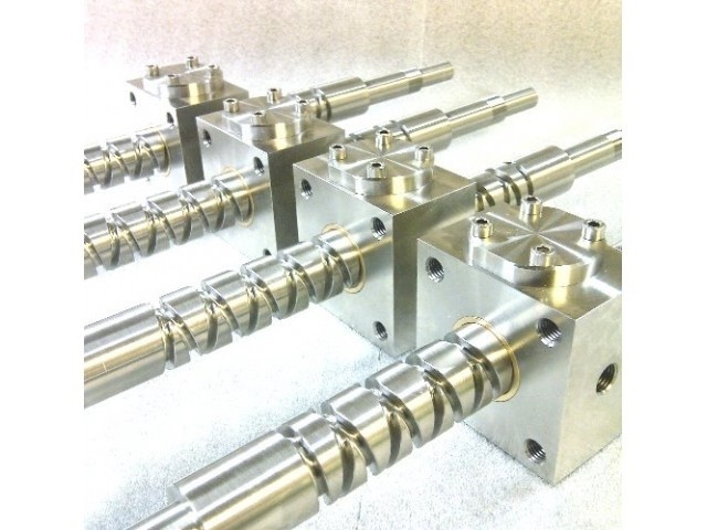 Self reversing screws